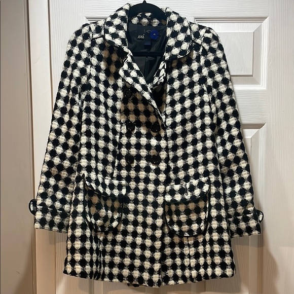 Chic Black and White Checkered Women's Coat - Picture 1 of 5